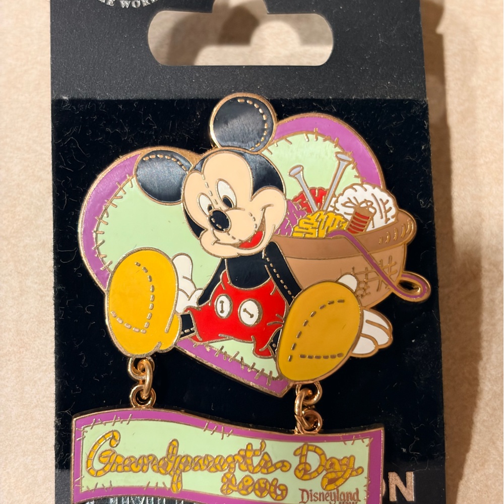 Disney Mickey Mouse Grandparents Day 2006 LE Dangle Pin NOC